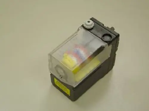 Stellmotor in transparentem Gehäuse, montierbar, mit Remeha-Logo. Sichtbare Innenstruktur und Anschlüsse, verwendet in Heiz- oder Regelungssystemen.